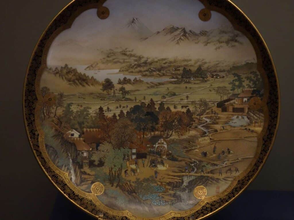 A plate depicting Japanese life